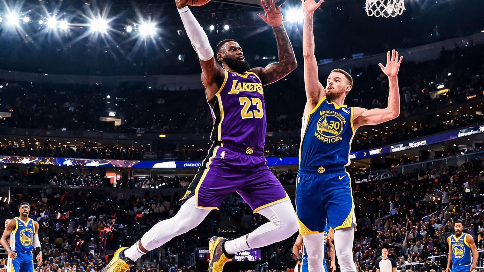 NBA季后赛湖人队与勇士队激烈对抗，球员突破上篮瞬间，球馆灯光璀璨