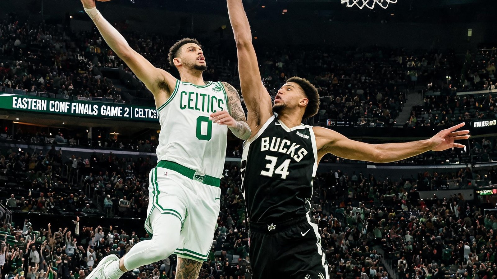 NBA东部决赛G2凯尔特人对阵雄鹿，塔图姆上篮对抗字母哥，球馆气氛紧张
